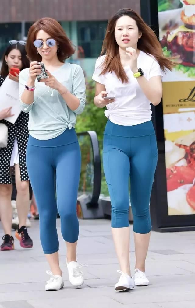 闺蜜俩相邀健身一行，瑜伽紧身裤衬托浓郁运动气息