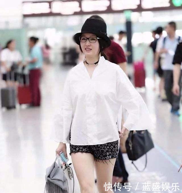 47岁杨钰莹装嫩打扮成18岁少女, 这大粗腿也太尴尬了