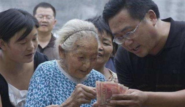 2019年，老人离世可以领2份补助，农民别傻傻的还不知道了