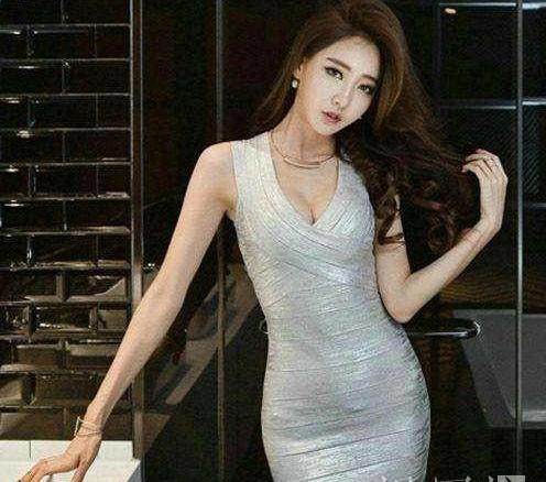 紧身裙更显时髦女人味，性感身材被紧紧包裹，秀出妩媚的曲线！