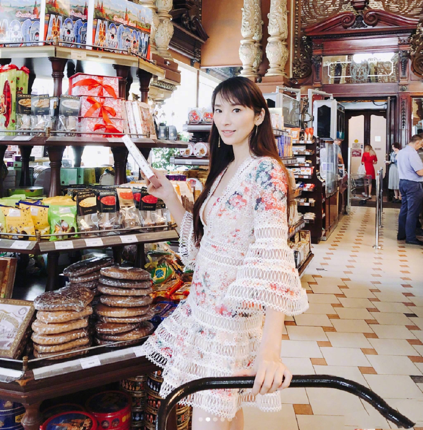 40岁吴佩慈穿镂空印花裙秀少女身材，生完仨娃的脸也抵不住岁月了