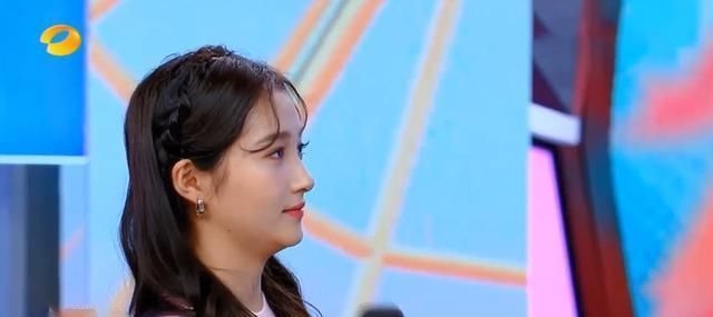 #快本#关晓彤《快本》秀恩爱，表示我有喜欢的人了，何炅笑的面部狰狞