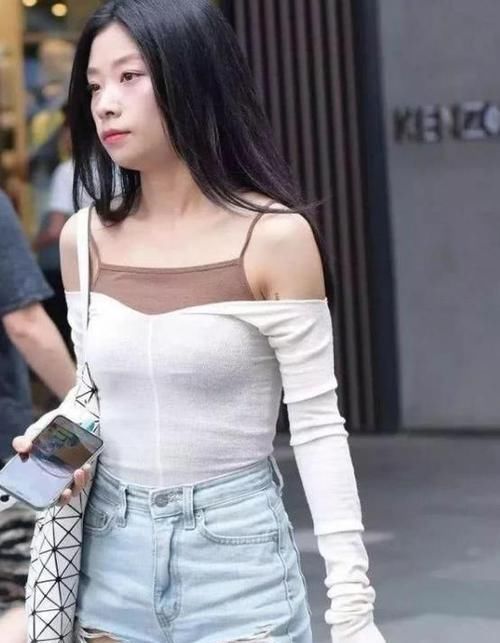  『皮肤』美女时尚街拍：皮肤白皙的小姐姐，一件红色上衣配牛仔短裤，青春活力气质