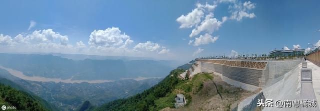  「我国」我国有“危险”的三座民用机场，被称为陆地航母，跑道