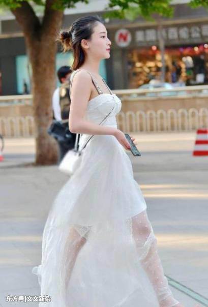 街拍：美女漏肩装, 搭配性感超短裙, 漂亮的小姐姐!