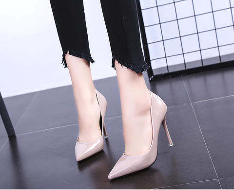 细微纹亮皮与酒杯跟结合的高跟鞋，性感又成熟