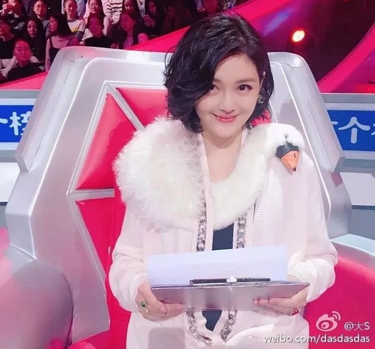 重现杉菜造型!40岁还能做少女，网友:只买大S的帐!