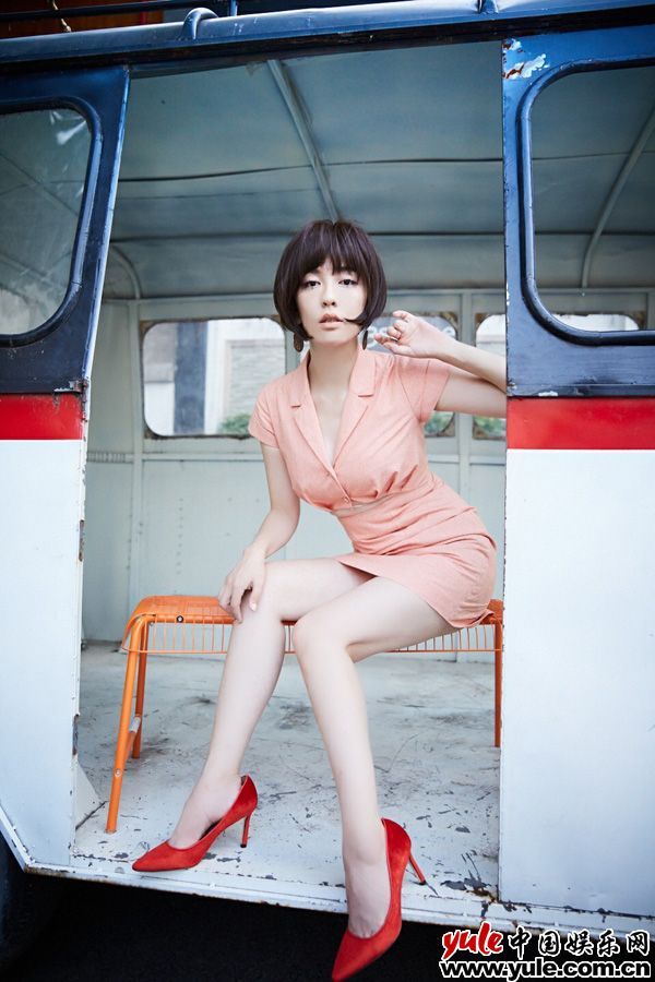 吕佳容波波头似精致洋娃娃 秒变十八岁少女感满满