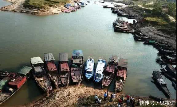 中国长江是否该禁钓鱼?禁渔期,仍有大量钓鱼人江边垂钓，鱼获惊人