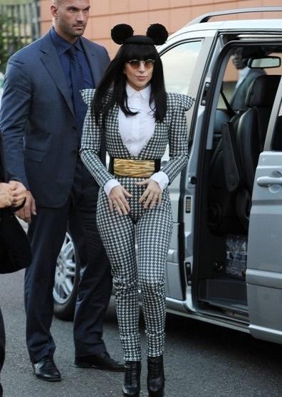 Gaga厉害了，腰部围度媲美芭比娃娃，网友：一条腰带的原因