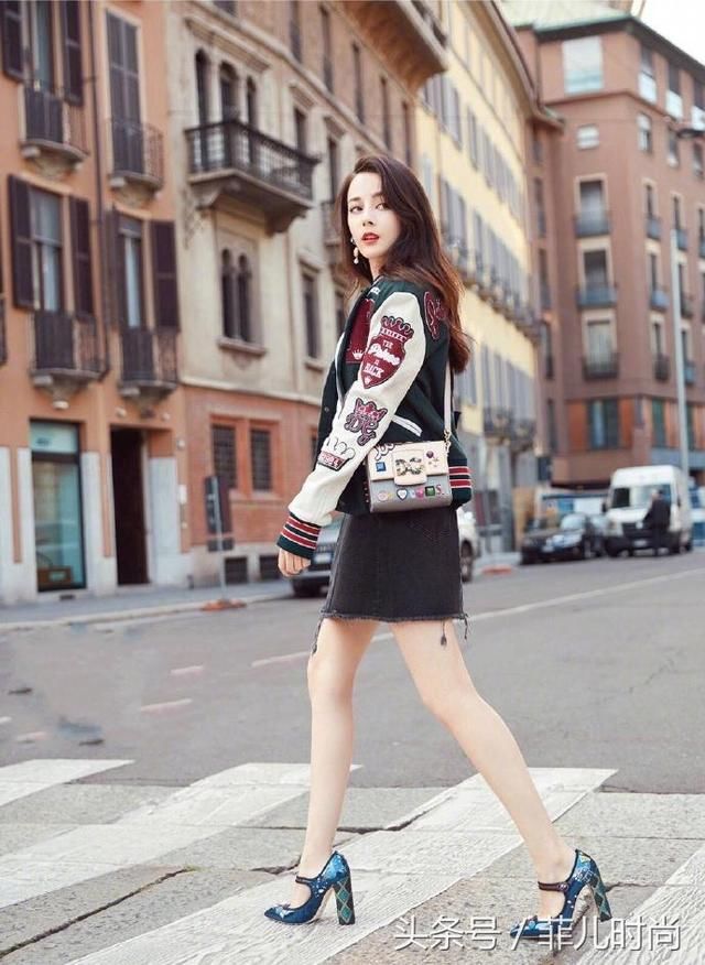 迪丽热巴穿超短裤出门，暴露一双惊艳美腿，这双鞋一般人穿能丑哭