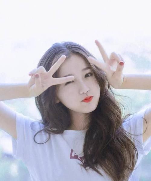  女生：长相干净的女生，一般都会有这4特点，即使五官很一般男生也喜欢