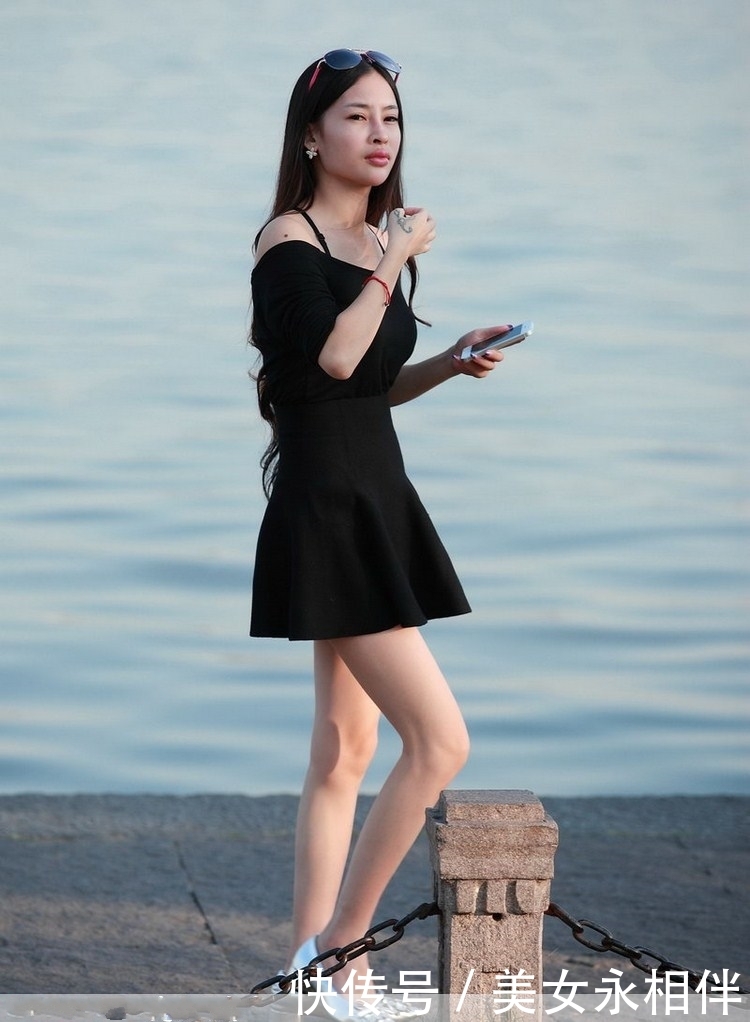 街拍:黑色连衣裙小姐姐,一个人在海边散步,气质优雅迷人