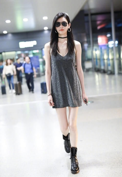奚梦瑶穿亮片吊带裙机场秀身材，网友：坐个飞机至于吗？