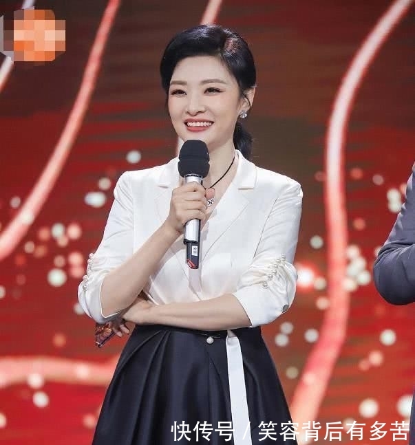 #让整件衣服#周涛气质真心优秀,一袭西装领褶皱裙干练时髦,51的年龄31的状态