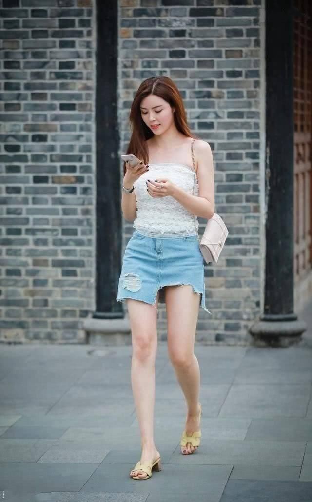 街拍：身材对于一个女人来说，真的很重要。