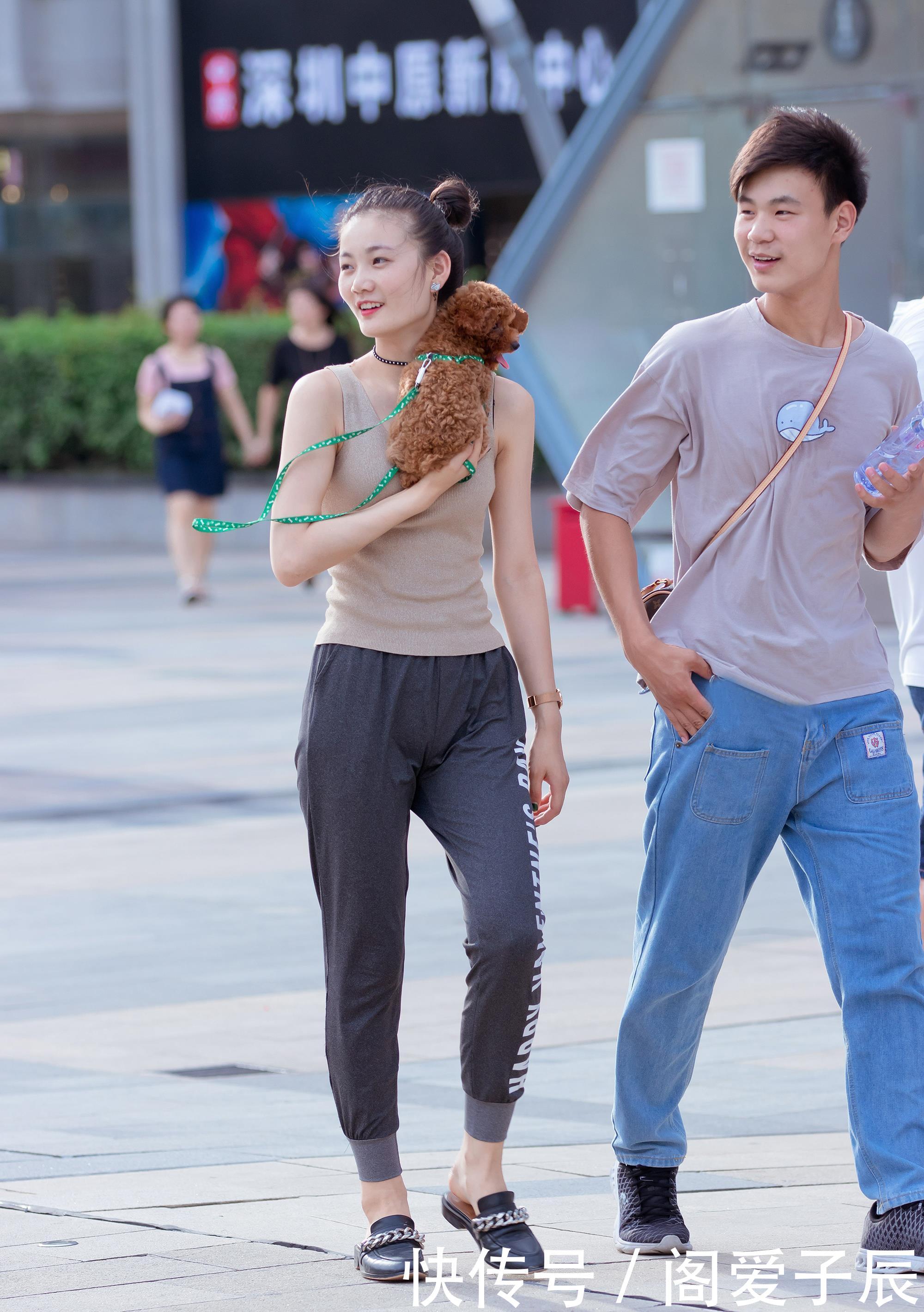  美女：街拍：性感美女牛仔短裤亮点十足，网友却说混的不如狗