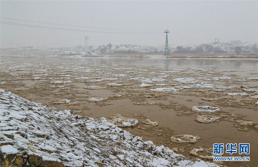 大珠小珠落玉盘 黄河托克托县段现流凌