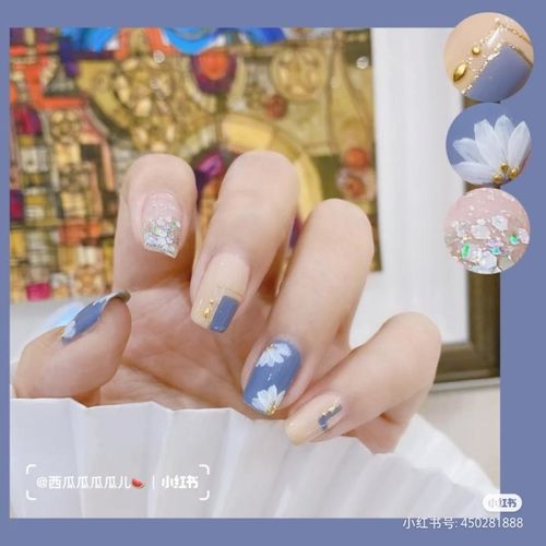  图源@不露脸的春天，当然要在指甲上做点花头啦！