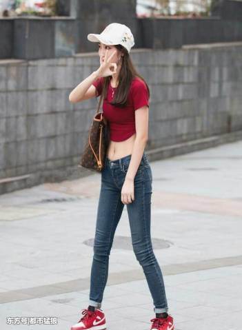 街拍, 轻熟范儿的牛仔裤小姐姐, 娇柔身材, 绽放女性魅力