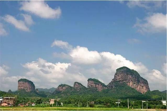 这个湖与邛海、泸沽湖齐名，是四川第三大天然高原湖泊