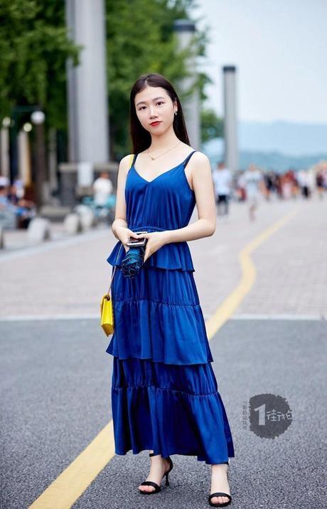 街拍：俏皮一字领，展现俏丽性感的你