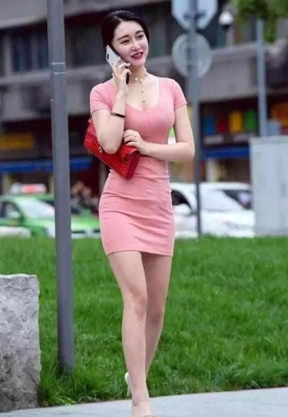 街拍:饱满身材的小姐姐们，走在街上都是一道美丽的风景