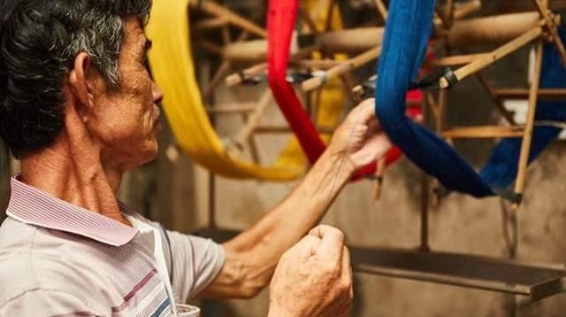  创业|城市领高薪的农村大学生，回乡创业“织毛衣”，直播里突然