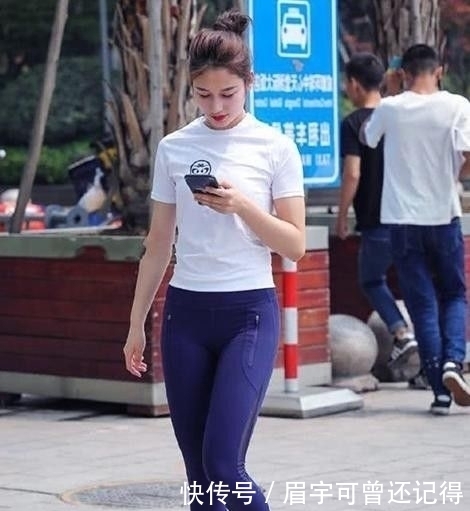 #美女#街拍:夺目饱满的紧身打底裤美女,增加清新感!