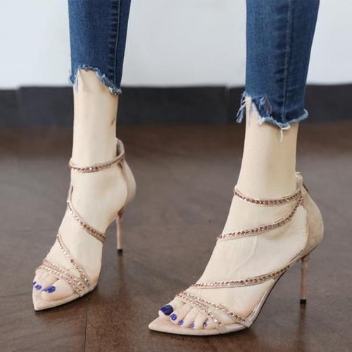 如今时髦精最爱穿细跟高跟鞋,性感迷人,散发着勾人心魄的荷尔蒙