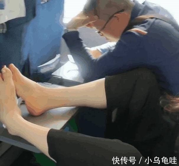高铁上看见有臭脚放在了桌子上，男子刚想过去骂却被感动了