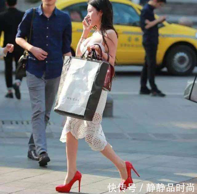 街拍: 短裙的丰腴辣妈, 皮肤真白啊