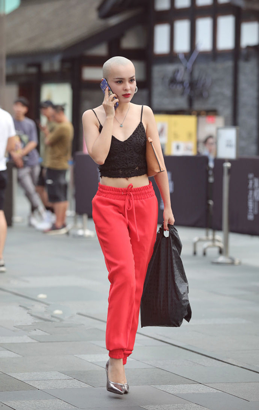 路人街拍，小姐姐好酷啊，女孩子光头真的很少见