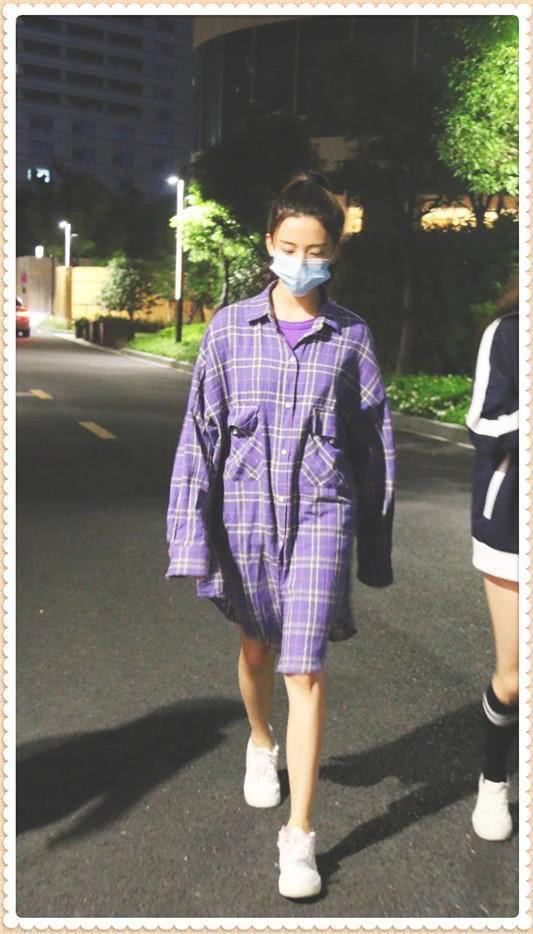 杨超越为秀大长腿豁出去了！热裤比安全裤还短，网友直呼：辣眼睛