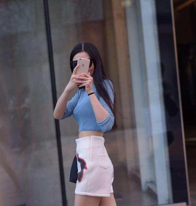 街拍美女，时尚漂亮，苗条身材一览无遗！