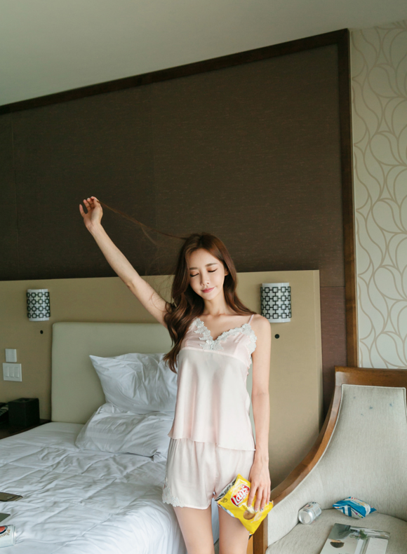 女神孙允珠，童真乖甜小野花锁边撩人睡衣