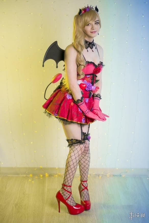 《英雄联盟》女装大佬Sneaky新照 短裙高跟网袜大秀美腿