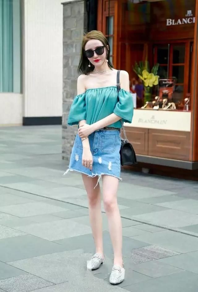 街拍：小姐姐露出白净水嫩的美腿，很是迷人