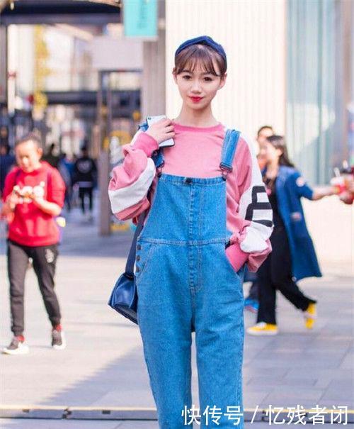  #美女#街拍：短发美女镂空修身裙，气质温婉，楚楚动人