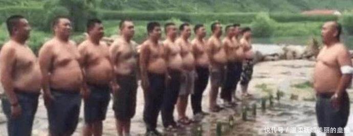 曾经的战友聚会，见面脱了衣服后，场面让人尴尬不已