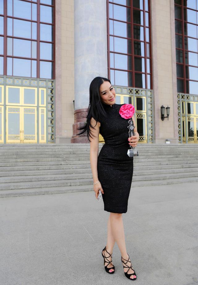 钟丽缇真是够了，穿公主裙只能用壮形容，网友：别把自己当少女了