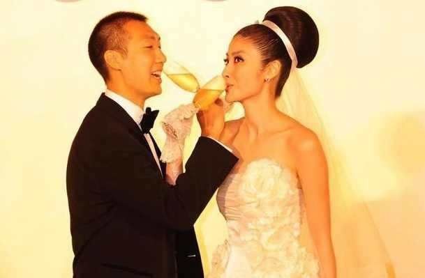 『儿子』她含着金钥匙出生,身家百亿,人工授精生下的2个儿子现长成这样