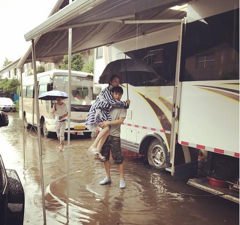 王宝强第二？黄奕前夫再爆贾乃亮被周围人轮着骗，助理吃巨额回扣