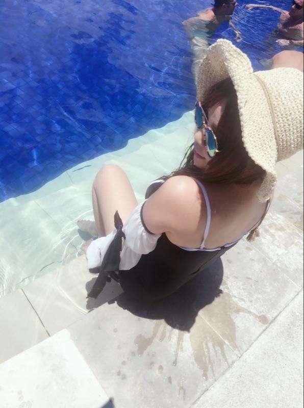  [海边]海边沙滩，性感泳衣有点紧, 但很适合游泳