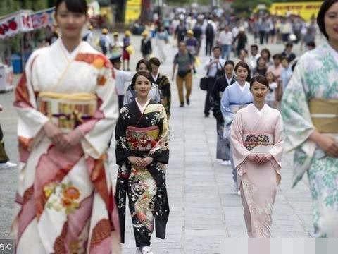 日本便利店外设置中文标牌,内容引发中国游客众怒,直呼太过分!