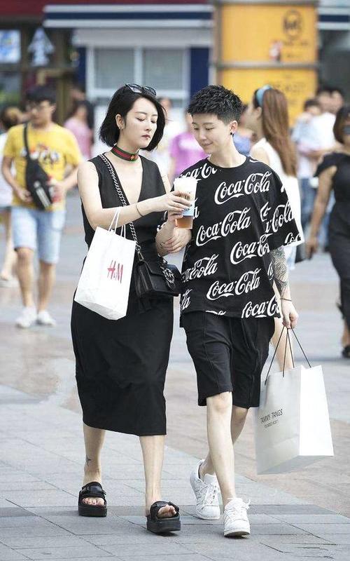 街拍：下衣失踪的小美女，黑色长款T恤映衬下的修长美腿更加性感