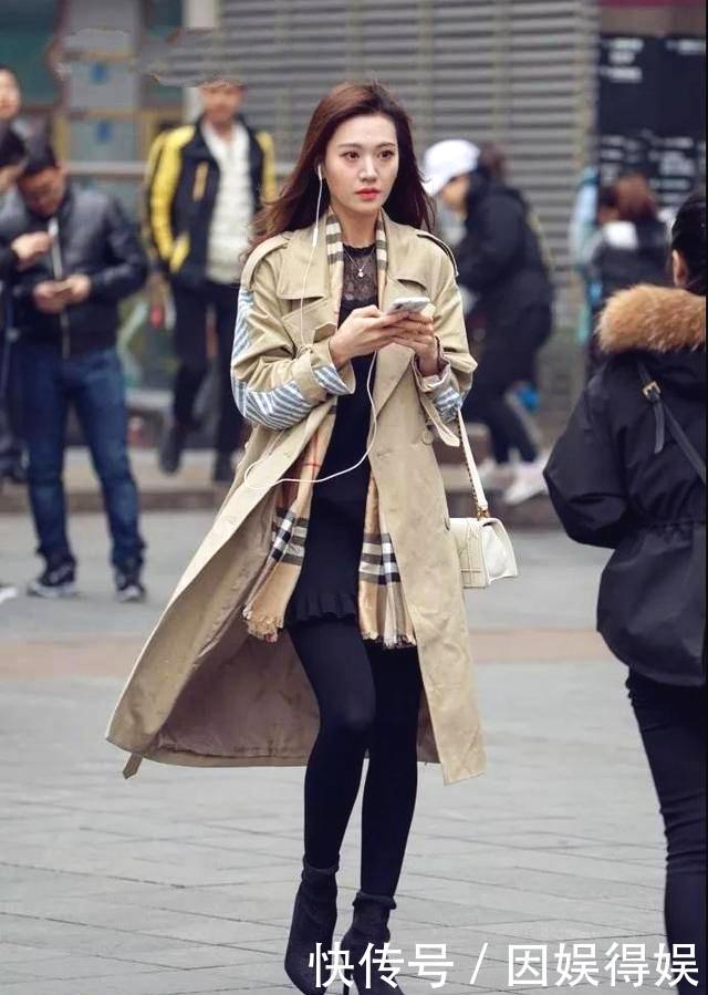 『气质』街拍:小姐姐黑色的长款T恤搭配短裤,性感又苗条