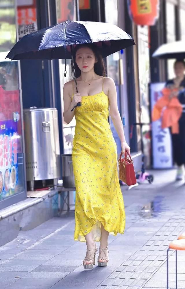 『显得』女生搭配高跟鞋,显得清新甜美又优雅
