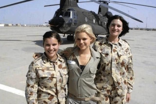 各国女兵穿上裙子以后，此国女兵的裙子最短，我国女兵最漂亮