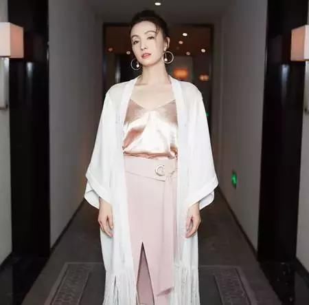 吊带裙只服陶虹！45岁依然呼之欲出，网友：徐峥怎么就不懂欣赏呢